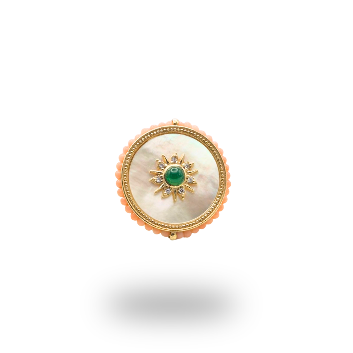 Anello in Argento 925 dorato con piastra tonda in Madreperla, spola di Agata verde e giro di Corallo rosa. Misura regolabile
