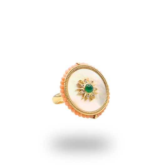 Anello in Argento 925 dorato con piastra tonda in Madreperla, spola di Agata verde e giro di Corallo rosa. Misura regolabile