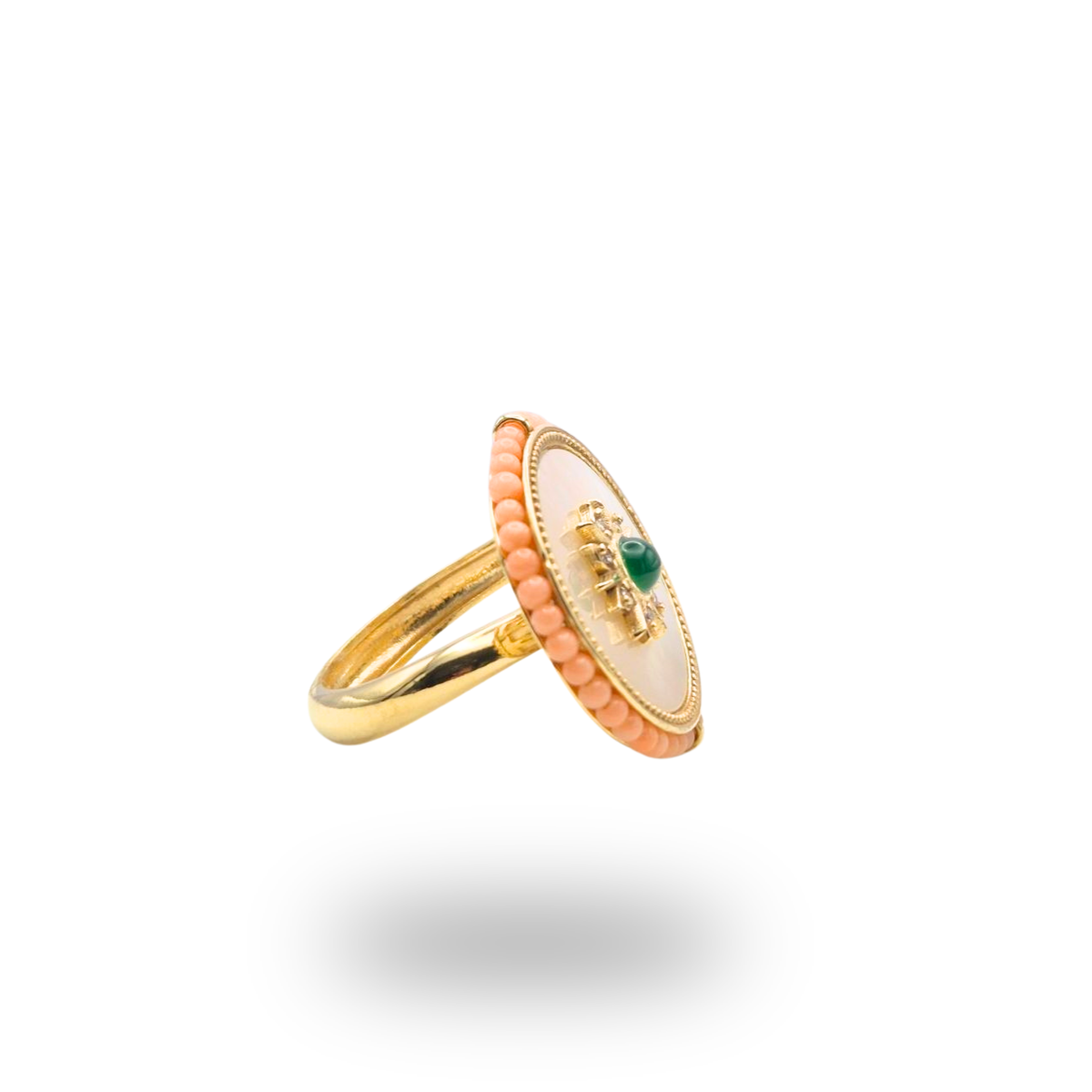 Anello in Argento 925 dorato con piastra tonda in Madreperla, spola di Agata verde e giro di Corallo rosa. Misura regolabile