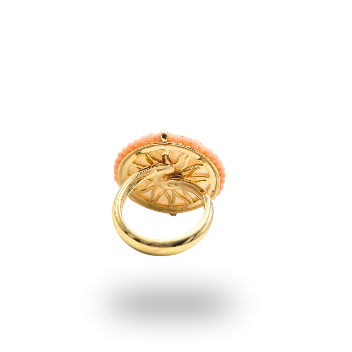 Anello in Argento 925 dorato con piastra tonda in Madreperla, spola di Agata verde e giro di Corallo rosa. Misura regolabile
