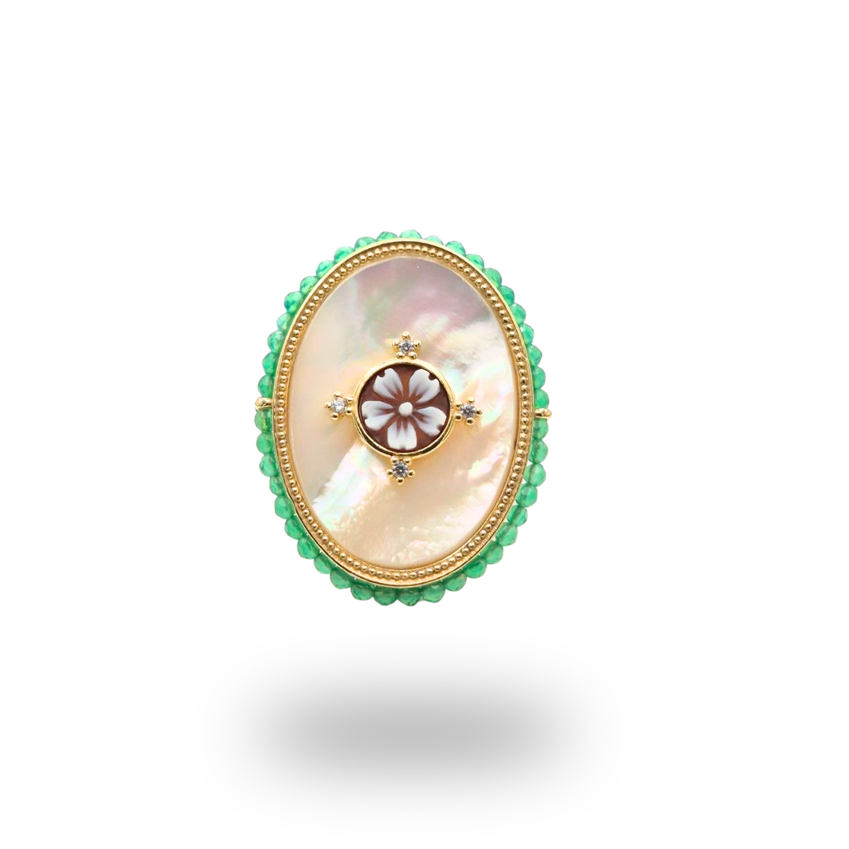 Anello in Argento 925 dorato con piastra ovale in Madreperla, Cammeo e giro di Agata verde. Misura regolabile