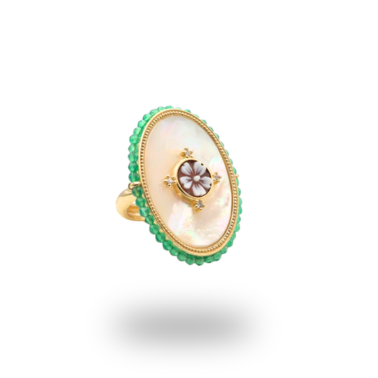 Anello in Argento 925 dorato con piastra ovale in Madreperla, Cammeo e giro di Agata verde. Misura regolabile