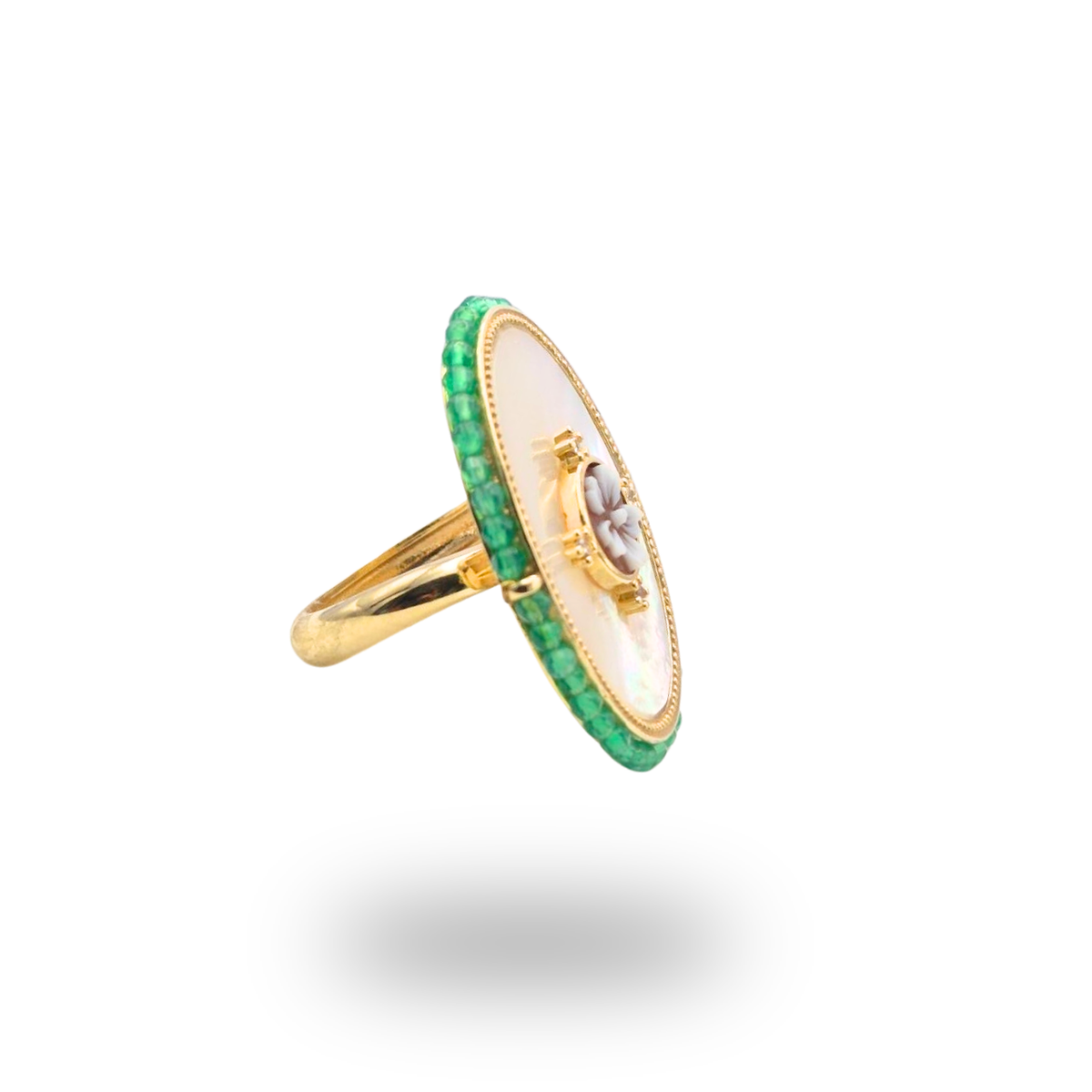 Anello in Argento 925 dorato con piastra ovale in Madreperla, Cammeo e giro di Agata verde. Misura regolabile