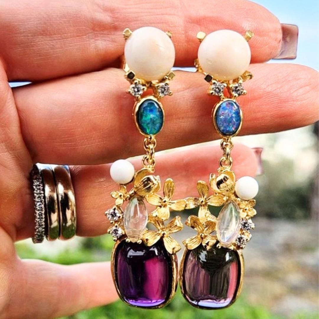 Orecchini in Bronzo dorato in tema floreale con spole di Corallo rosa e Pietre Naturali