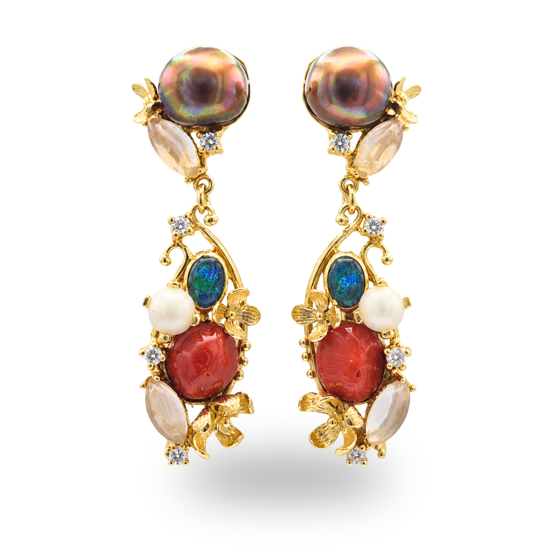 Orecchini in Bronzo dorato in tema floreale con Perle grigie, sassi di Corallo rosso e Pietre Naturali