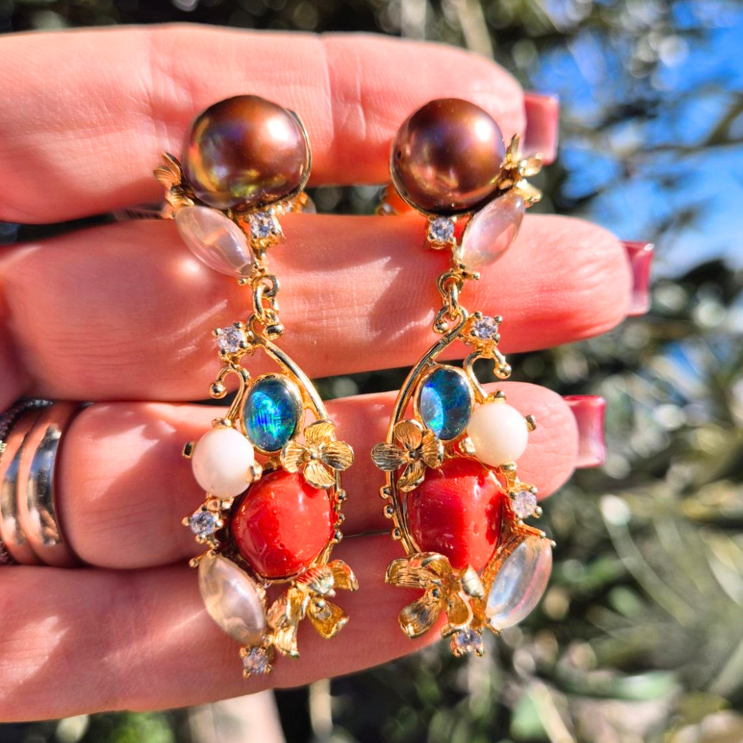Orecchini in Bronzo dorato in tema floreale con Perle grigie, sassi di Corallo rosso e Pietre Naturali