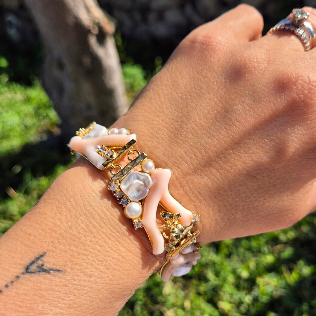 Bracciale in Bronzo dorato con rami di Corallo rosa e Perle
