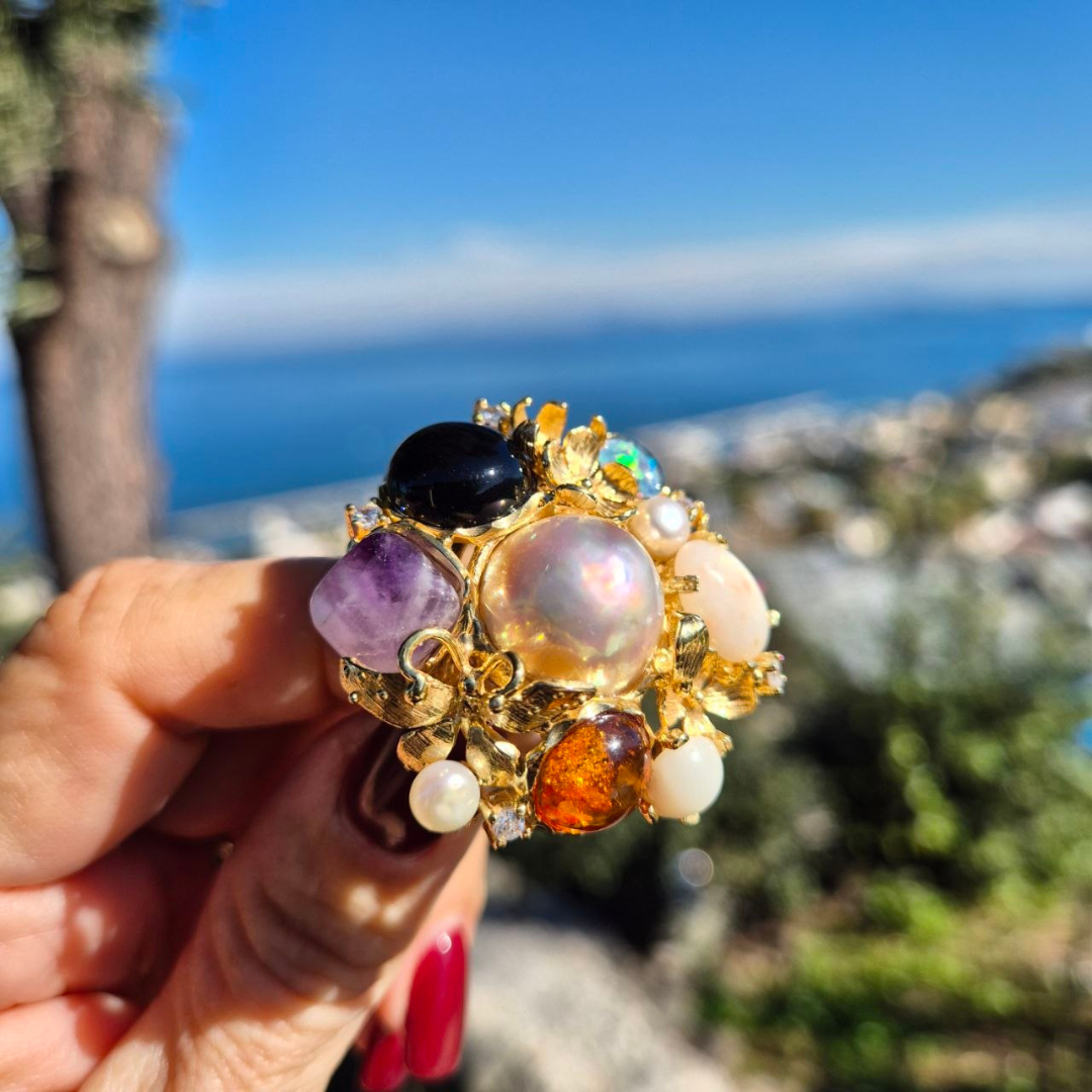 Anello in Bronzo dorato in tema floreale con Perla centrale, Corallo rosa e Pietre Naturali