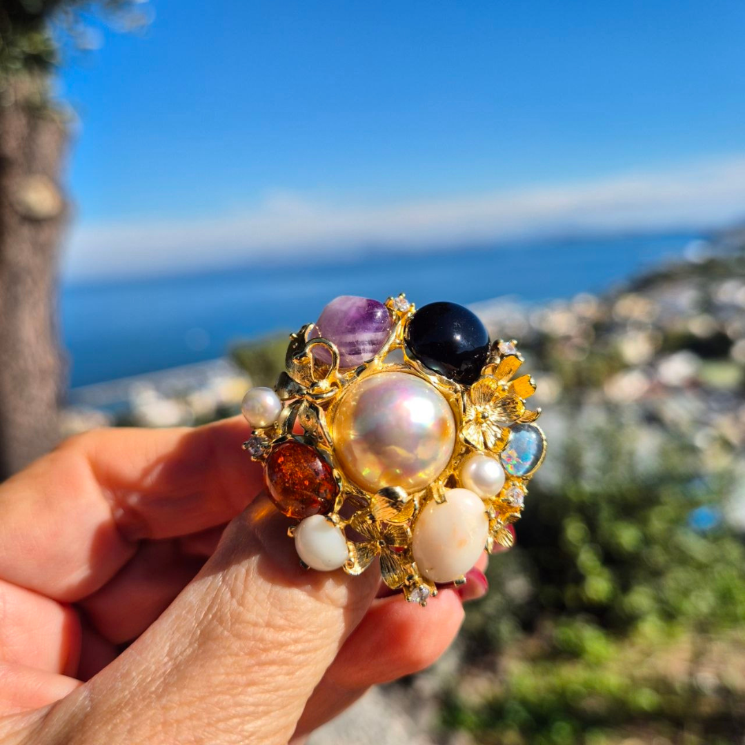 Anello in Bronzo dorato in tema floreale con Perla centrale, Corallo rosa e Pietre Naturali