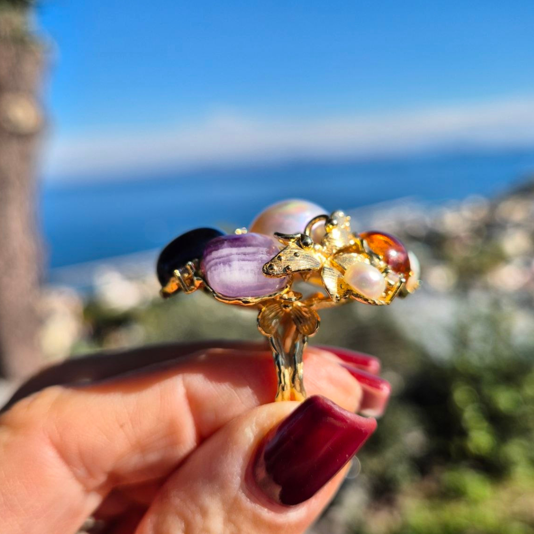 Anello in Bronzo dorato in tema floreale con Perla centrale, Corallo rosa e Pietre Naturali