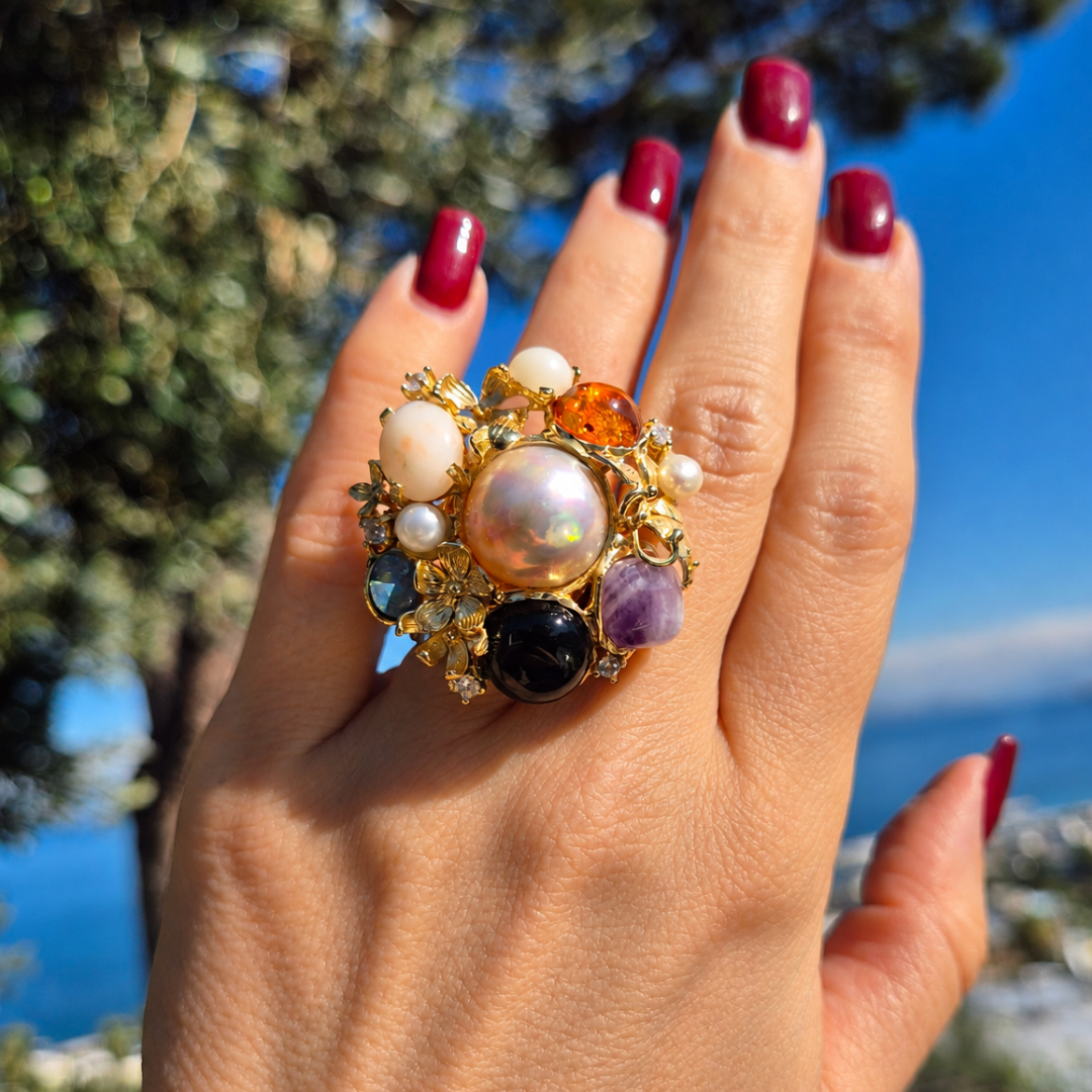 Anello in Bronzo dorato in tema floreale con Perla centrale, Corallo rosa e Pietre Naturali