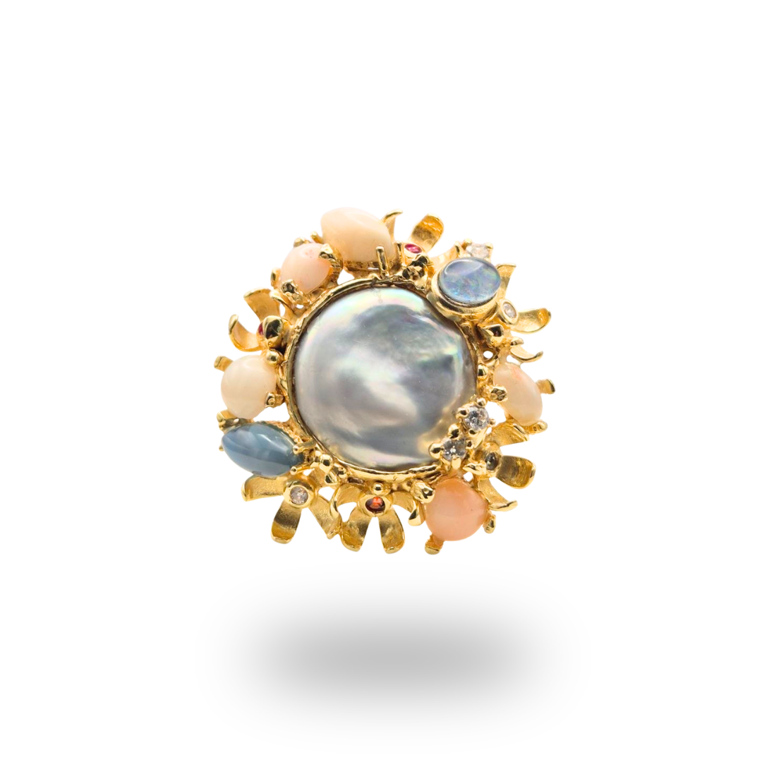 Anello in Bronzo dorato in tema floreale con Perla grigia centrale, Corallo rosa e Opale