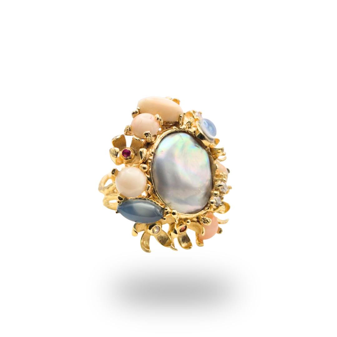 Anello in Bronzo dorato in tema floreale con Perla grigia centrale, Corallo rosa e Opale