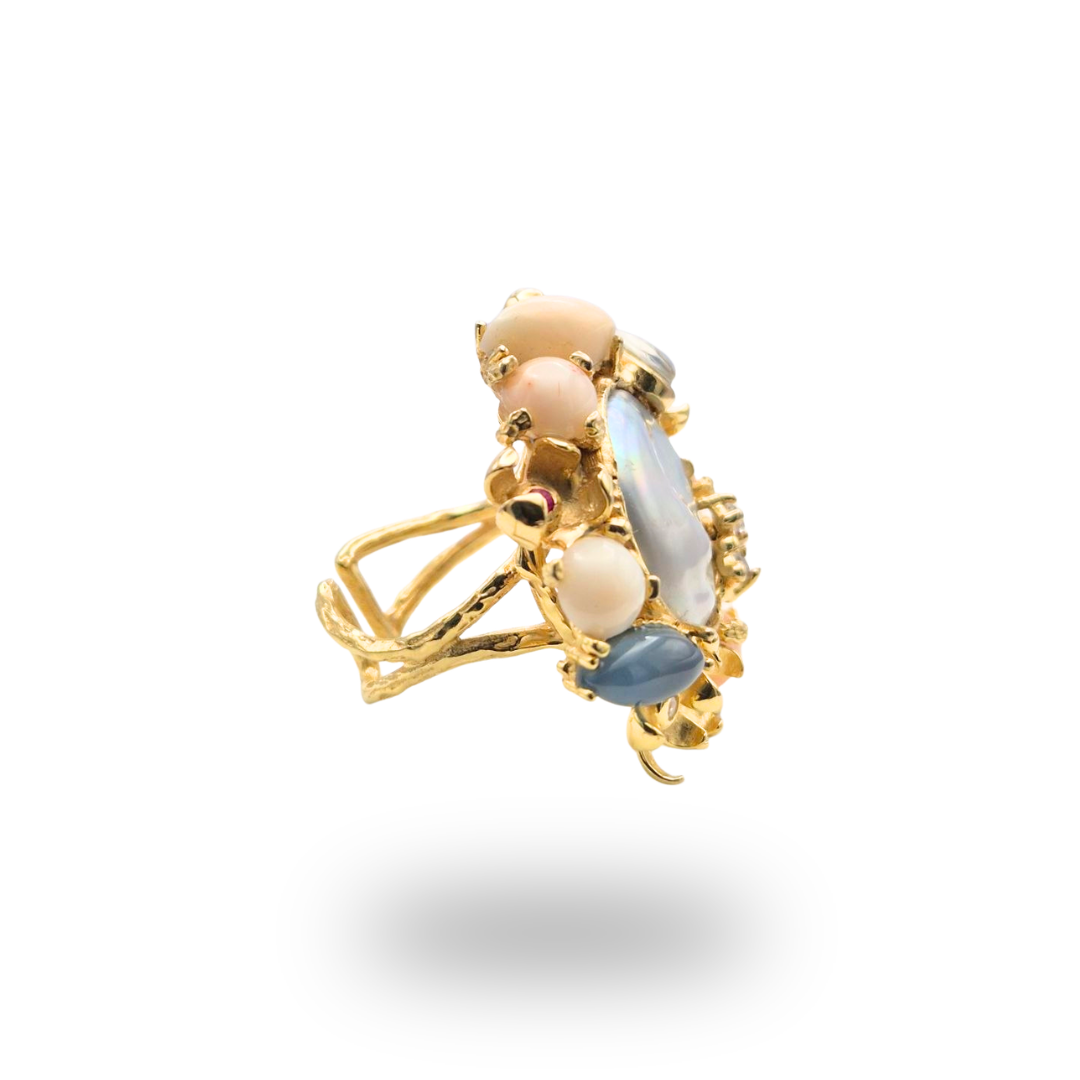 Anello in Bronzo dorato in tema floreale con Perla grigia centrale, Corallo rosa e Opale