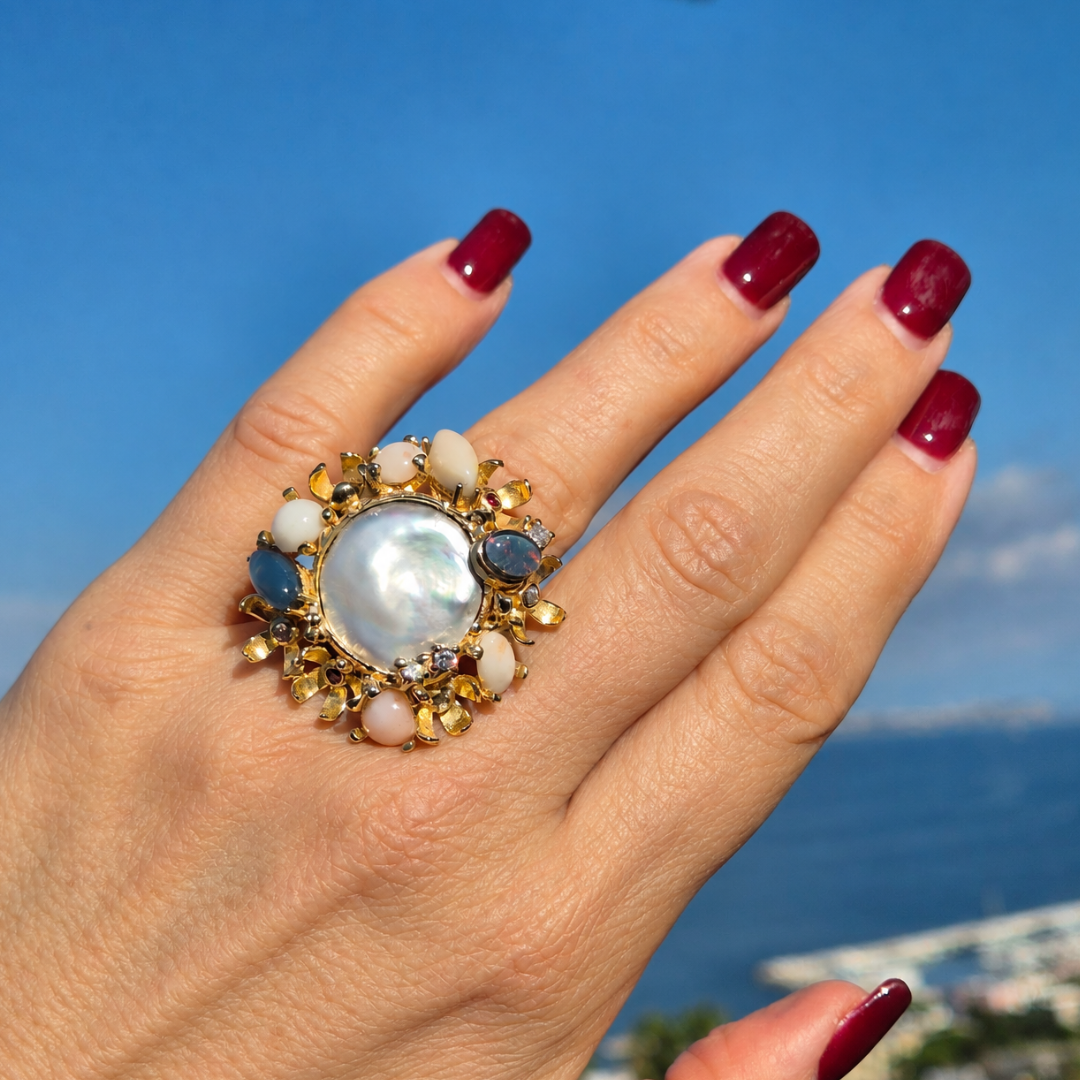 Anello in Bronzo dorato in tema floreale con Perla grigia centrale, Corallo rosa e Opale