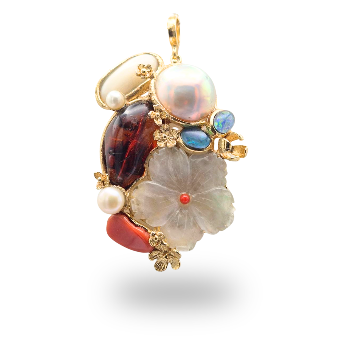 Ciondolo in Bronzo dorato con Fiore in Giada, Corallo, Ambra, Perle e Opale
