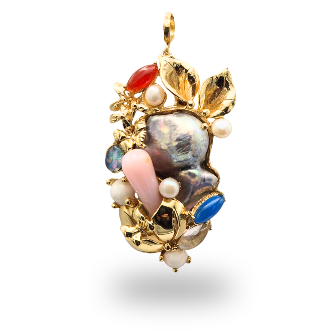 Ciondolo in Bronzo dorato in tema floreale con Perla Scaramazza grigia, Corniola, Corallo rosa, Opale e Pietre Naturali
