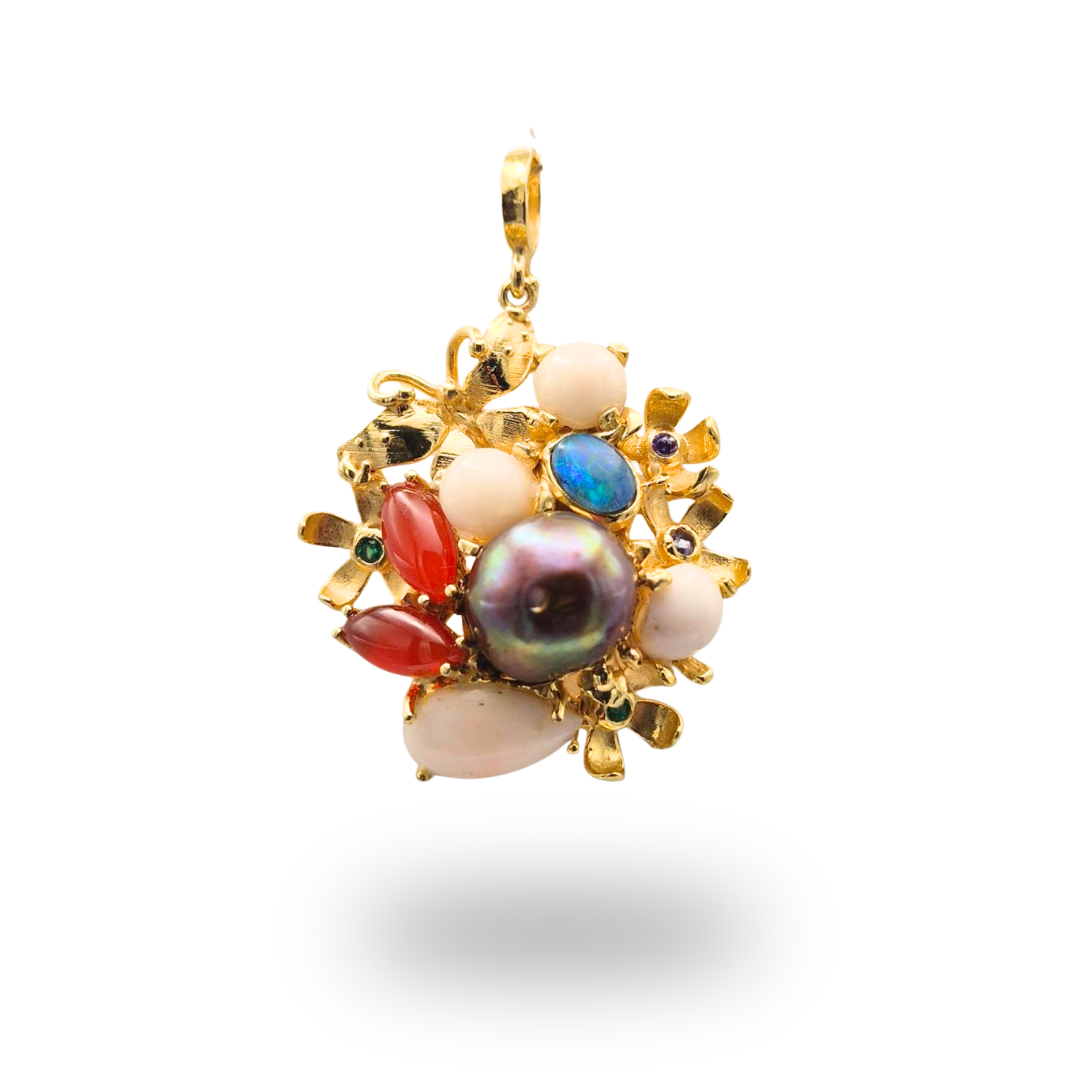 Ciondolo in Bronzo dorato in tema floreale con Perla grigia centrale, Corallo rosa, Corniola e Opale