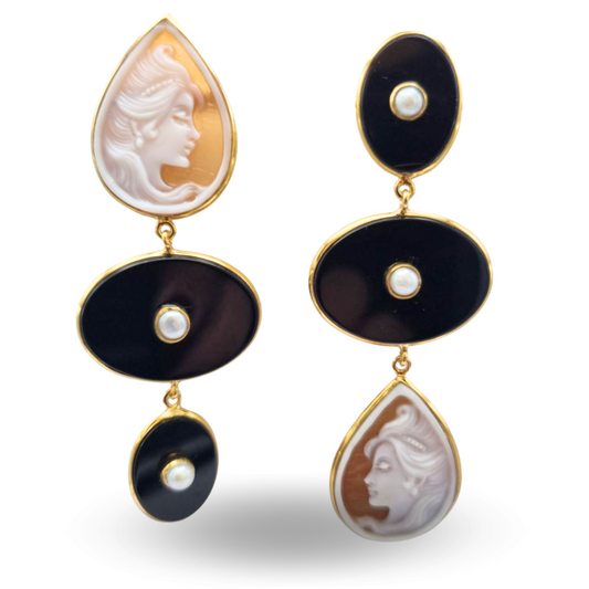 Orecchini in Argento 925 dorato asimmetrici con piastre di Onice, Perle e Cammeo a goccia con profilo
