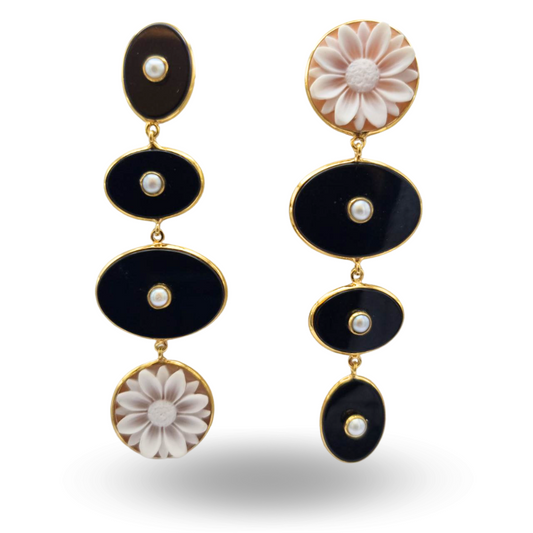 Orecchini in Argento 925 dorato asimmetrici con piastre di Onice, Perle e Cammeo tondo a fiore
