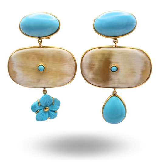 Orecchini in Argento 925 dorato asimmetrici con Piastra in Corno, spola ovale in Pasta di Turchese e terminale con spola a goccia e fiore in Pasta di Turchese