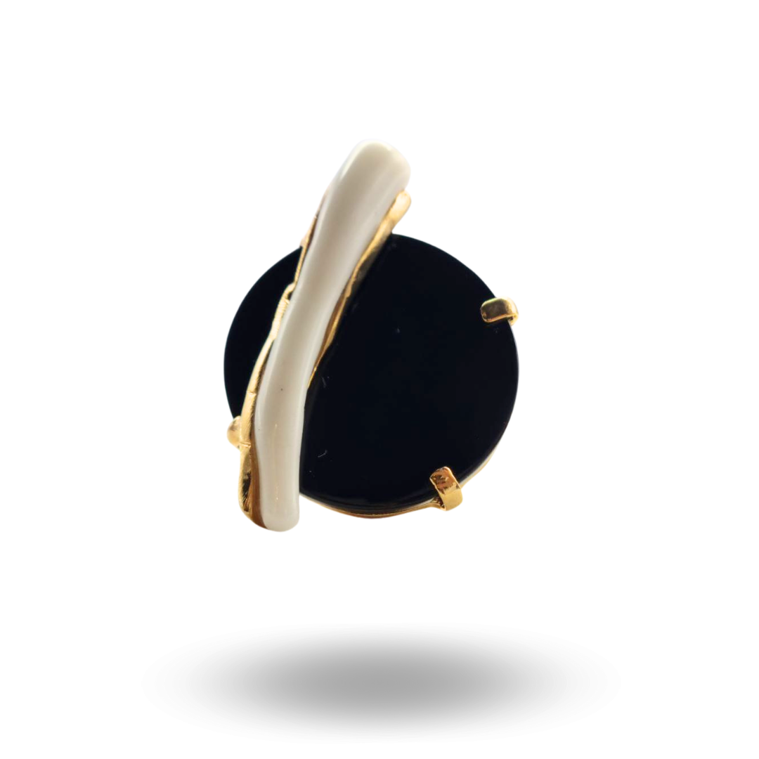 Anello in Argento 925 dorato con piastra in Onice e ramo di Corallo rosa naturale