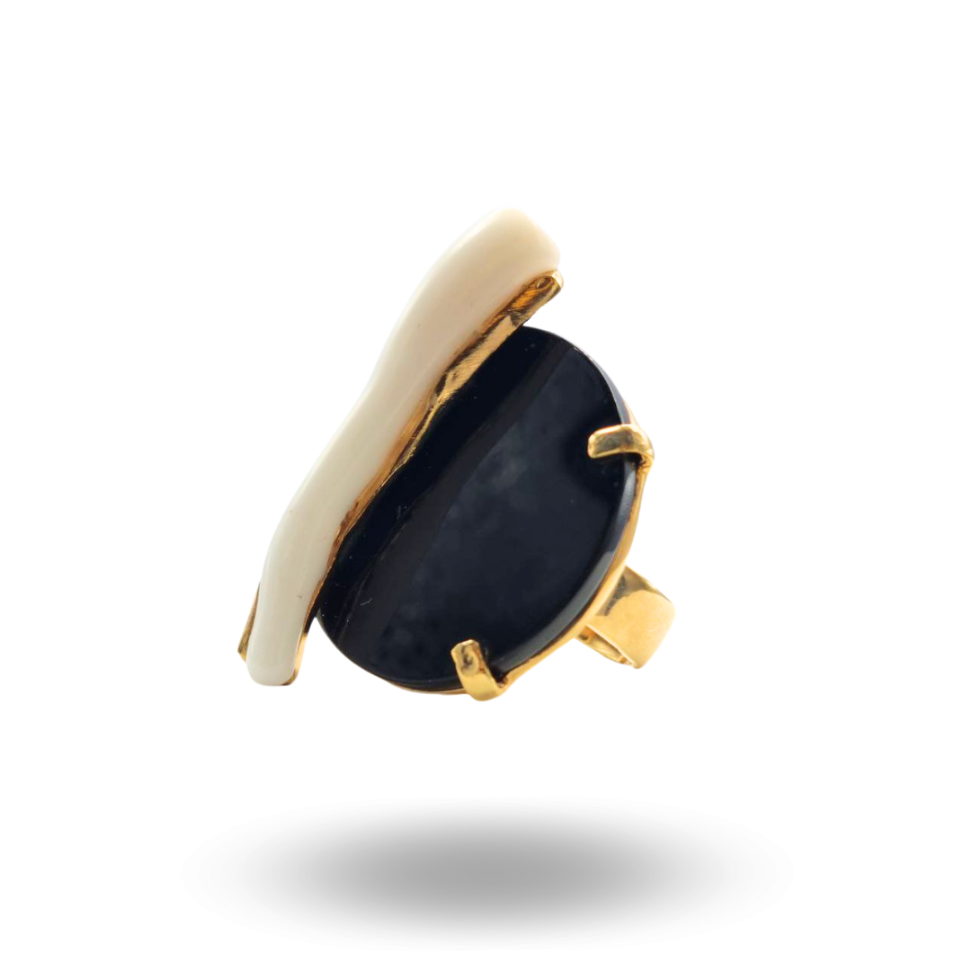 Anello in Argento 925 dorato con piastra in Onice e ramo di Corallo rosa naturale