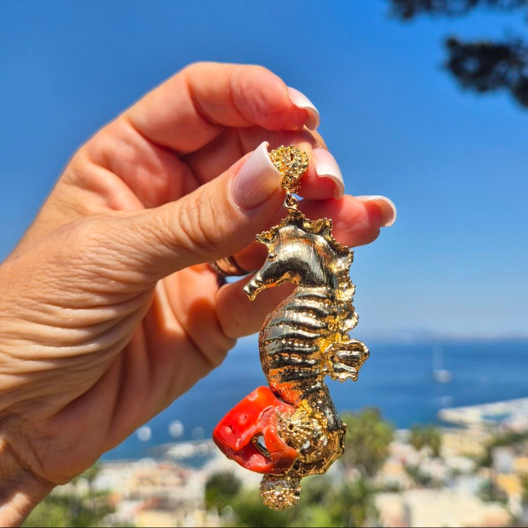 Ciondolo in Bronzo dorato Cavalluccio marino con sasso di Corallo rosso Mediterraneo