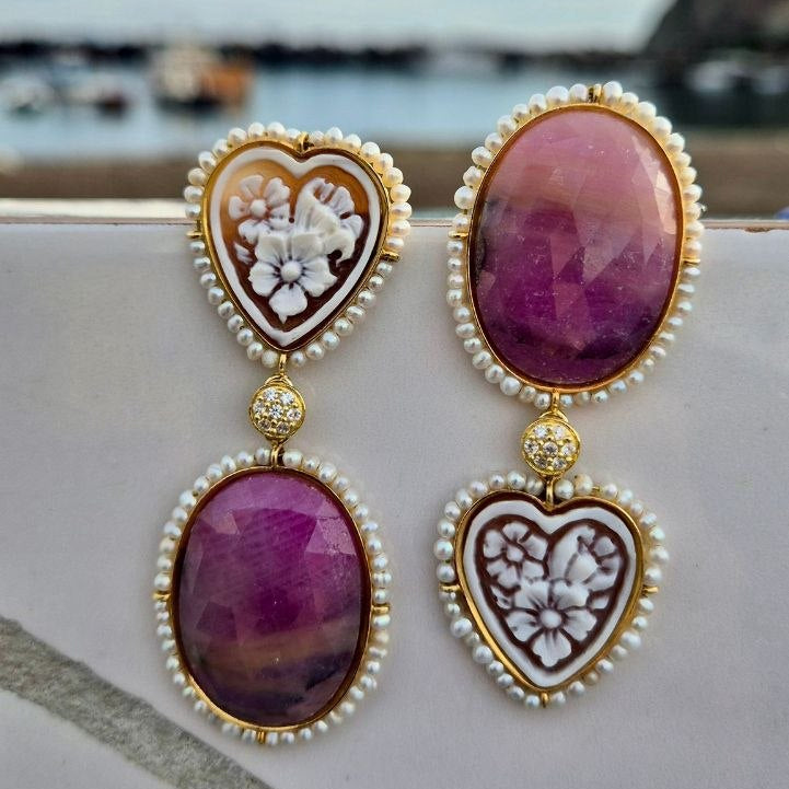 Orecchini in Argento 925 dorato asimmetrici con Cammei a cuore su Sardonica, Radice di Zaffiro e giri di Perle
