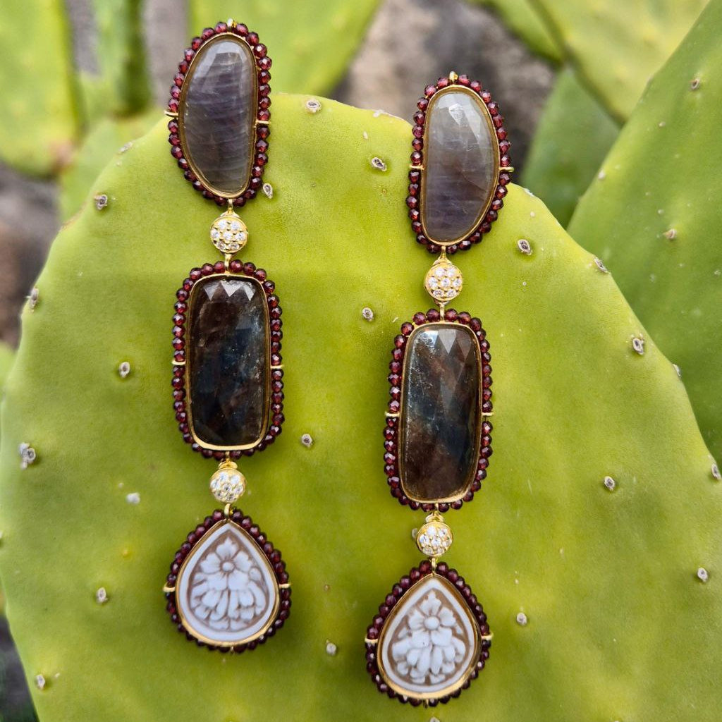 Orecchini in Argento 925 dorato con Cammei a goccia su Sardonica, Radice di Zaffiro e giri di Granato