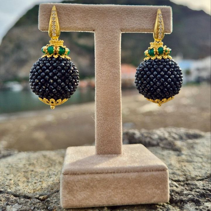 Orecchini linea Barocca in Argento 925 dorato con sfere di Spinelli neri con lavorazione Tessito e coroncine in Perle