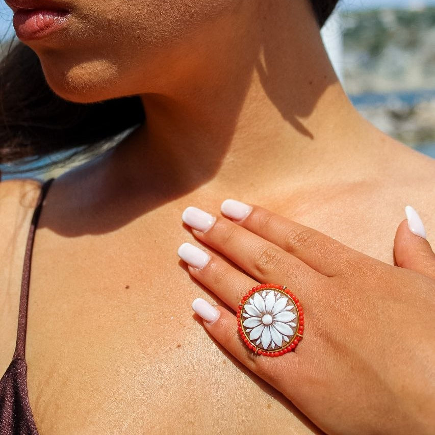 Anello in Argento 925 dorato con Cammeo floreale su Sardonica e giro in Corallo Rosso Mediterraneo