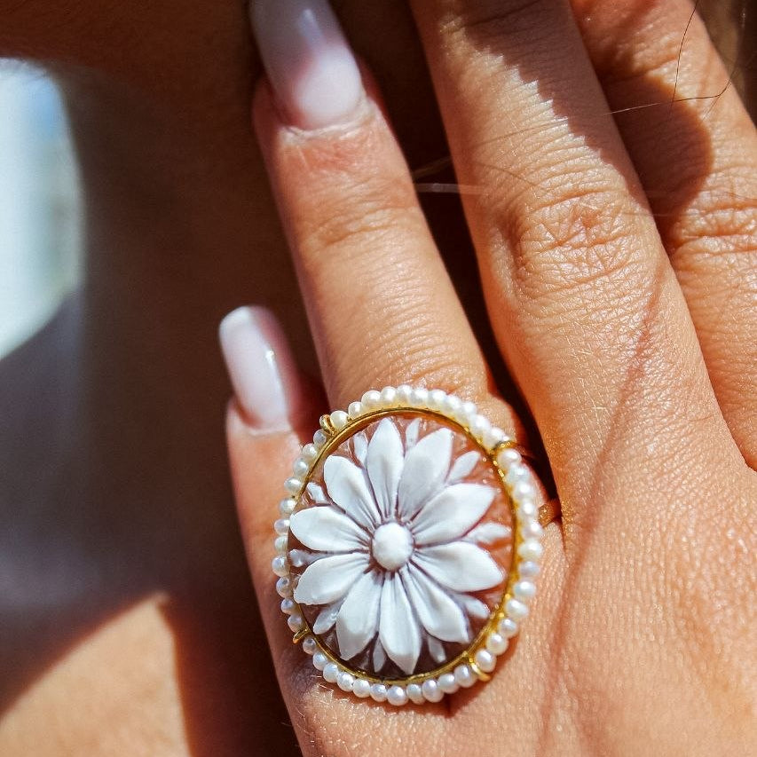 Anello in Argento 925 dorato con Cammeo floreale su Sardonica e giro in Topazio azzurro