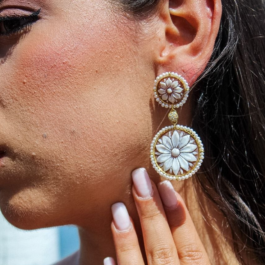 Orecchini in Argento 925 dorato con doppio Cammeo floreale su Sardonica e giro in Topazio azzurro