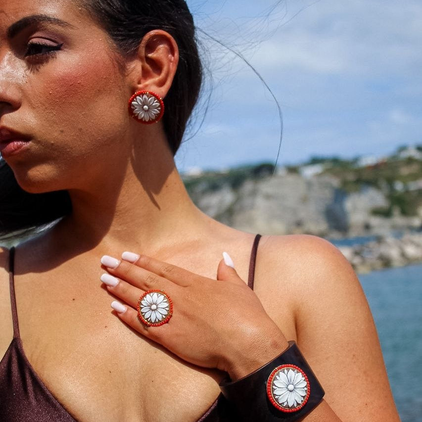 Orecchini in Argento 925 dorato con Cammeo floreale su Sardonica e giro in Corallo Rosso Mediterraneo