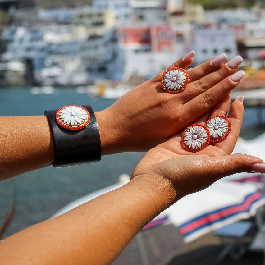 Orecchini in Argento 925 dorato con Cammeo floreale su Sardonica e giro in Corallo Rosso Mediterraneo