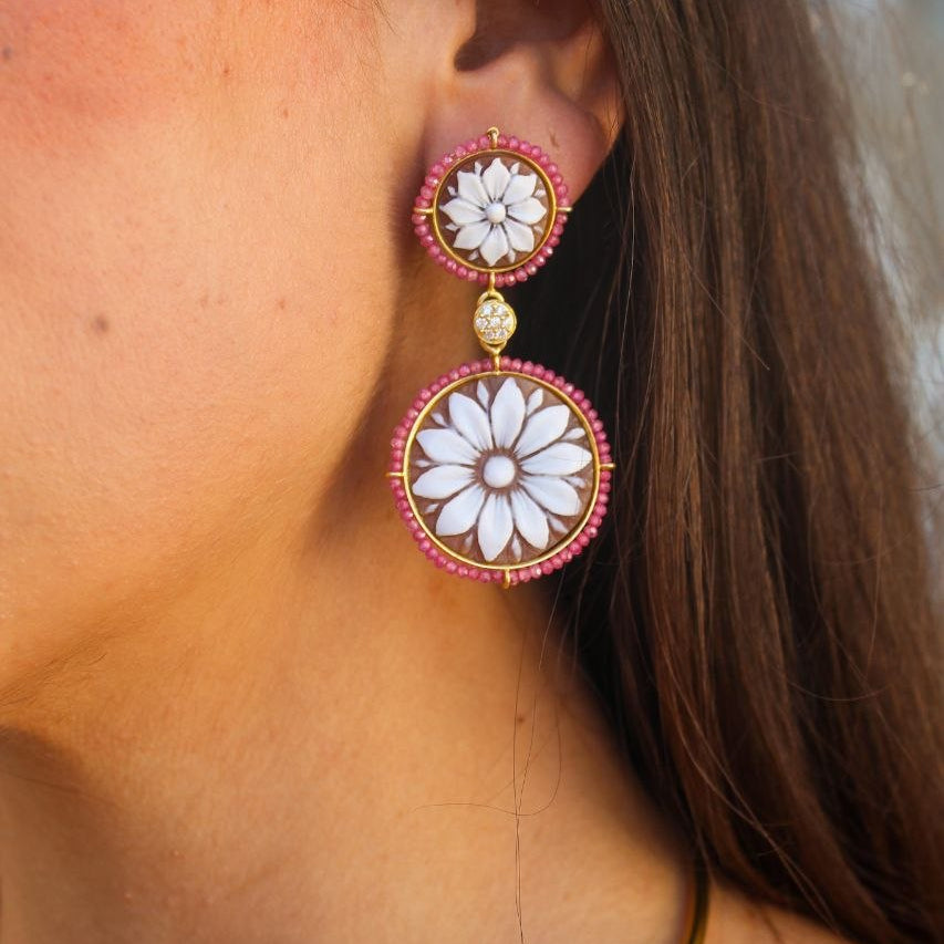 Orecchini in Argento 925 dorato con doppio Cammeo floreale su Sardonica e giro in Topazio azzurro