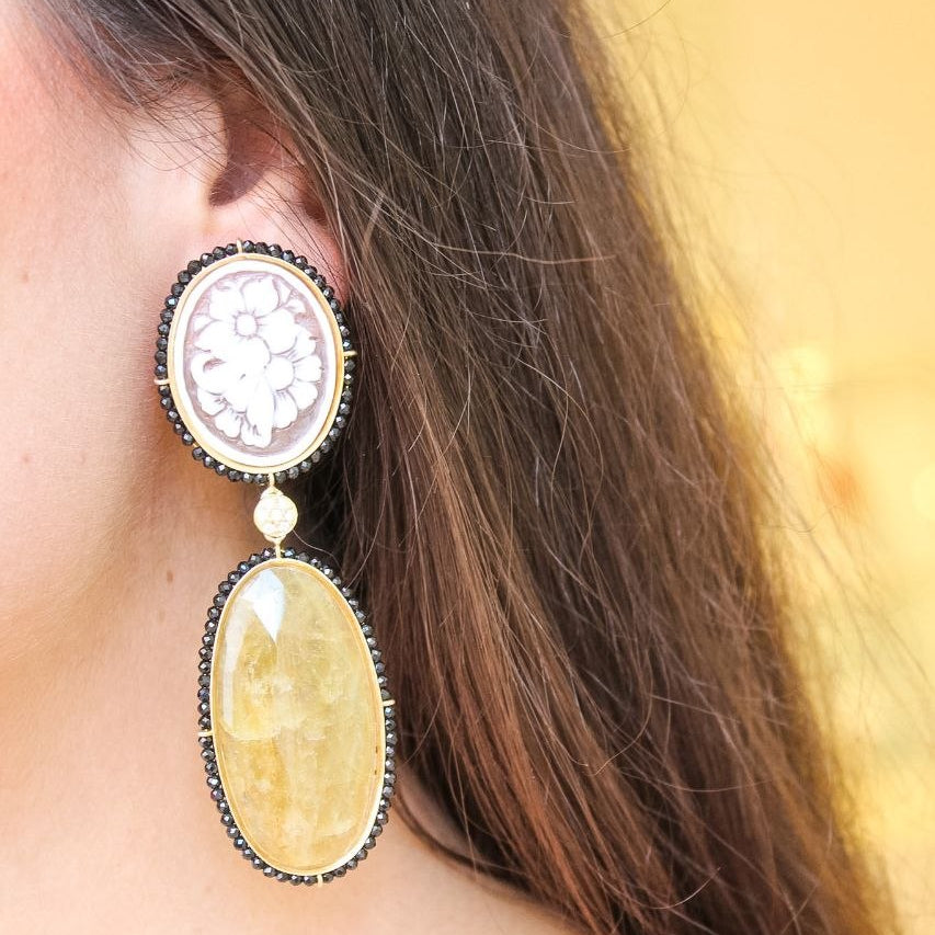 Orecchini in Argento 925 dorato asimmetrici con Cammei ovali su Sardonica, Radice di Zaffiro e giri di Spinelli neri