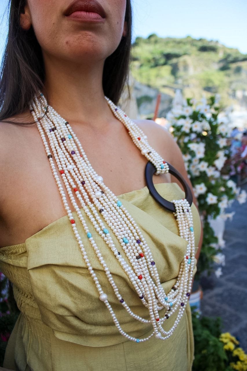 Collana a 10 fili in Perle, sassi di Turchese, Quarzo fumè, Corallo rosso e Ametista, cerchio in Ebano e chiusura in Argento 925 dorato