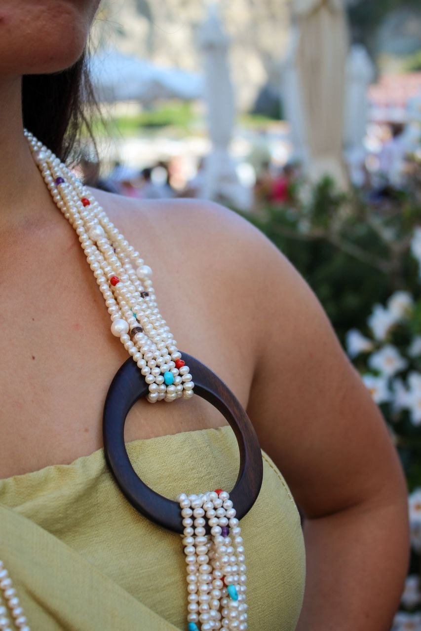 Collana a 10 fili in Perle, sassi di Turchese, Quarzo fumè, Corallo rosso e Ametista, cerchio in Ebano e chiusura in Argento 925 dorato