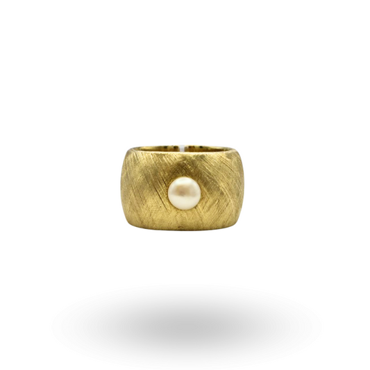 Anello in Argento 925 dorato effetto graffiato a fascia con Perla centrale