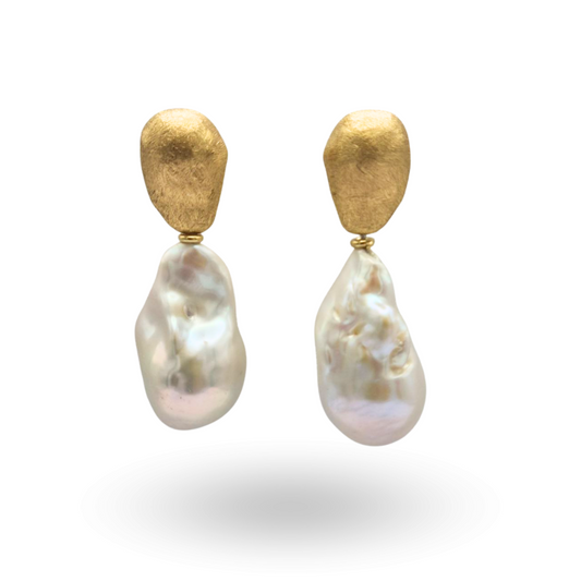Orecchini in Argento 925 dorato effetto graffiato con Perla Scaramazza pendente
