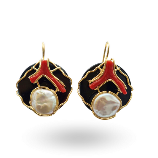 Orecchini in Argento 925 dorato con Piastra in Onice, rametto di Corallo rosso Mediterraneo e Perla Barocca