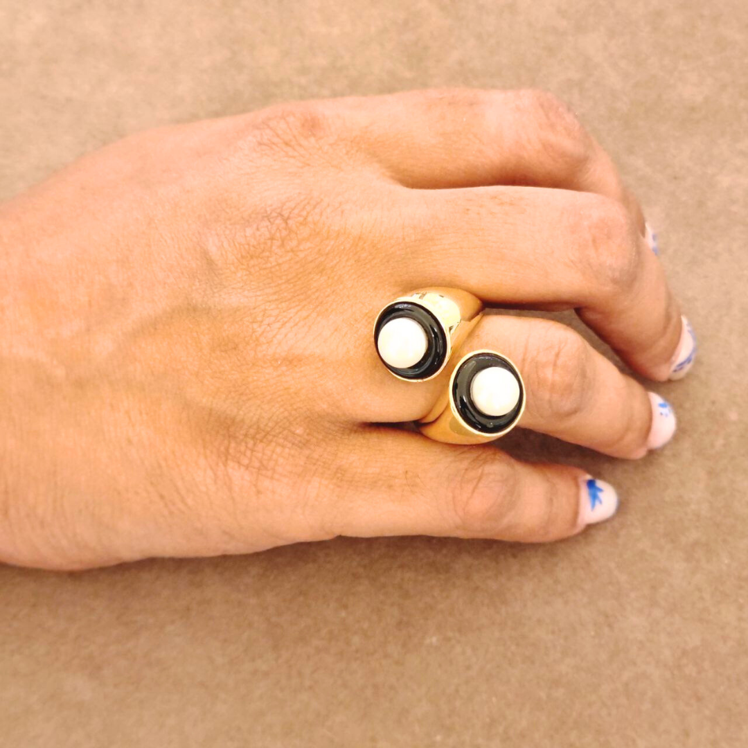 Anello contrariè in Argento 925 dorato effetto abbraccio con Perle e cerchi in Onice