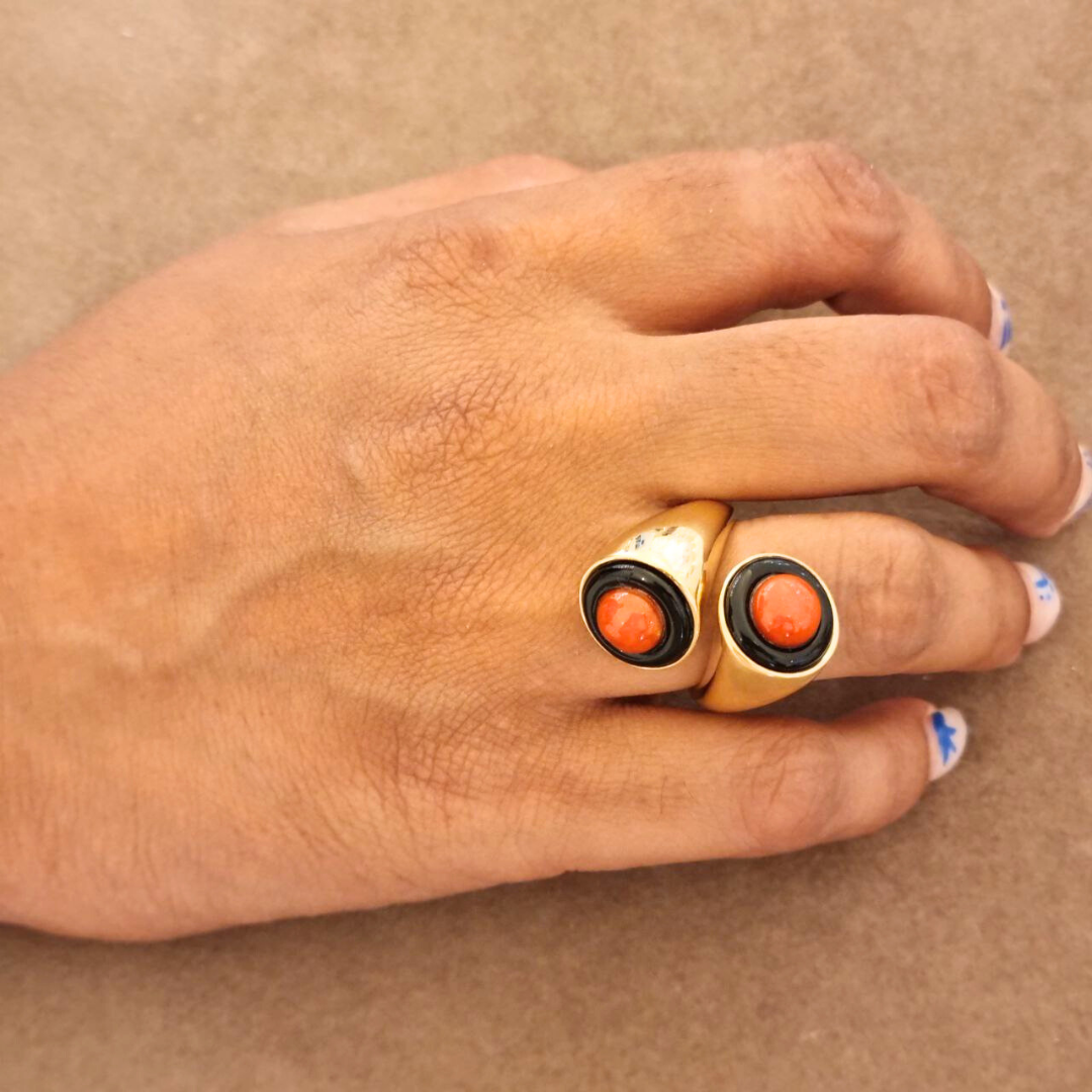 Anello contrariè in Argento 925 dorato effetto abbraccio con Corallo rosso Mediterraneo e cerchi in Onice