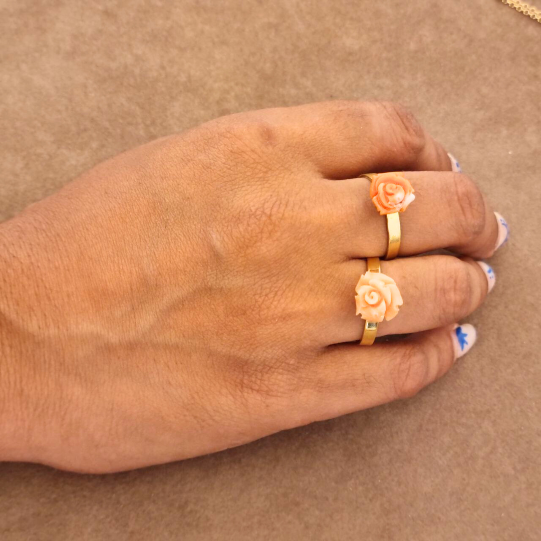 Anello in Argento 925 dorato con rosellina di Corallo Rosa Naturale inciso a mano