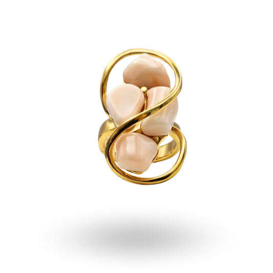 Anello in Argento 925 dorato con quattro sassi di Corallo Rosa naturale. Misura regolabile