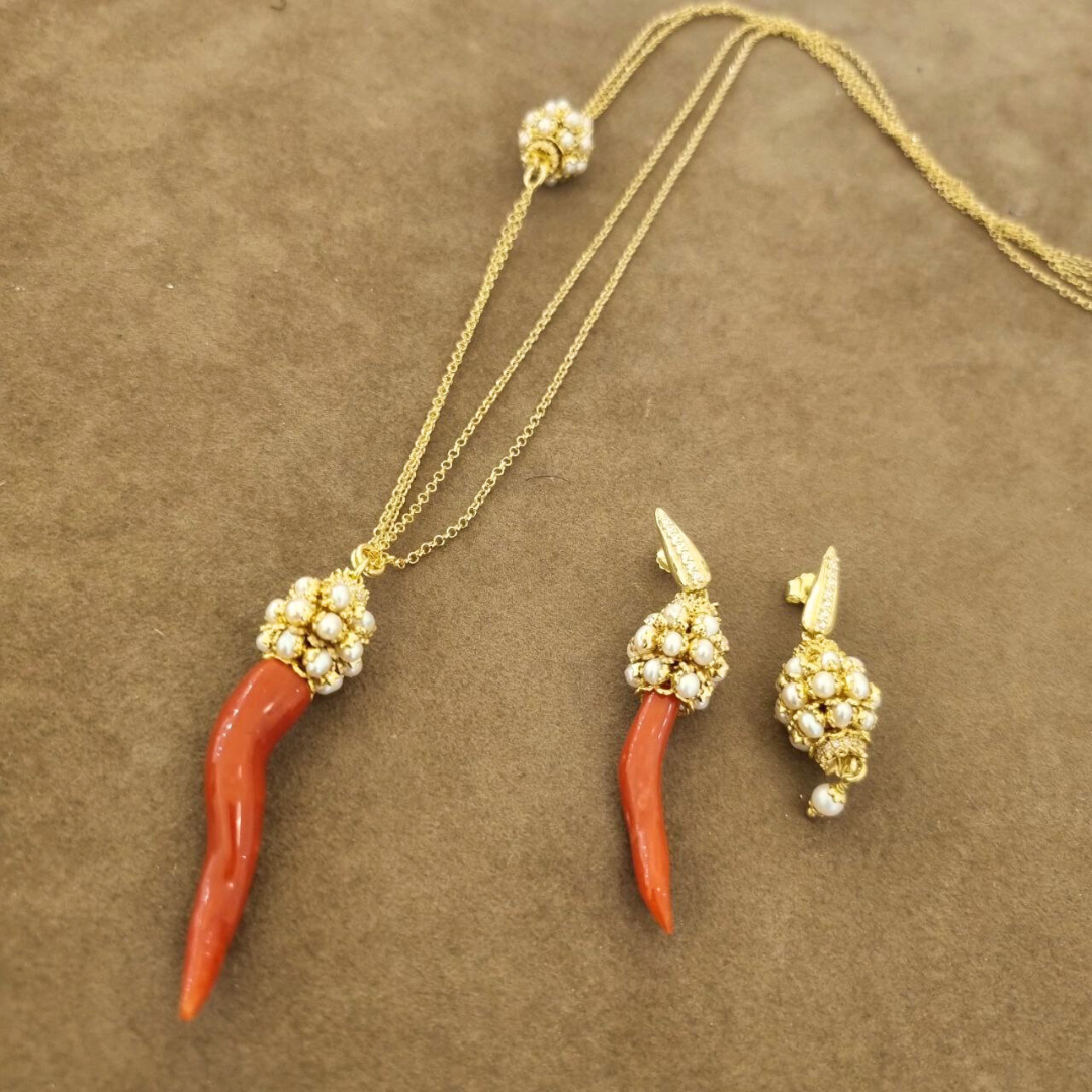 Orecchini in Argento 925 dorato asimmetrici con Corno in Corallo rosso Mediterraneo e mina con coroncine in Perle