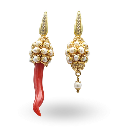 Orecchini in Argento 925 dorato asimmetrici con Corno in Corallo rosso Mediterraneo e mina con coroncine in Perle