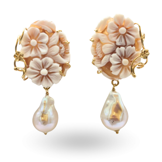 Orecchini in Argento 925 dorato con Cammeo su Sardonica inciso a mano, tema floreale, con montatura a filo lavorata a mano e Perle Scaramazze